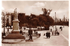 PIAZZA-DELL-IMPERO-E-MONUMENTO-A-GARIBALDI-GIARRIZZO