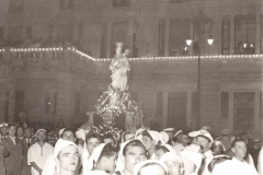 1954-LA-MADONNA-DAVANTI-IL-PALAZZO-DELLE-POSTE