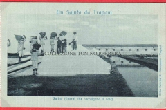 SALINE-OPERAI-CHE-RACCOLGONO-IL-SALE-GIANQUINTO