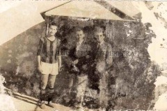 1946-22-12-trapani-acireale-moncada-saluta-alcuni-tifosi